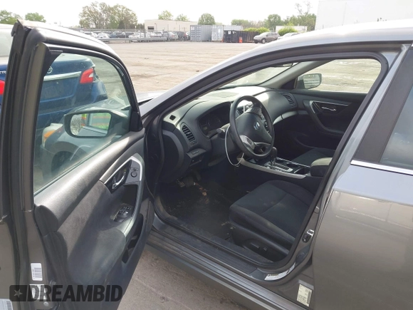 2014 Nissan Altima S with VIN 1N4AL3AP5EC404061, listed as a IAAI auction lot 41965252 with 121,049 mi miles and . Bid and sale history available at carsss.com. Image 5.
