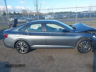 2024 Volkswagen Jetta Sport z VIN 3VWBM7BU6RM027295, wystawiony jako IAAI lot #41889109 z przebiegiem 8 446 mil mil oraz . Historia ofert i sprzedaży dostępna na DreamBid. Obrazek 13.