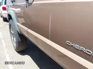 1999 Jeep Cherokee SE with VIN 1J4FF28S4XL592788, listed as a IAAI auction lot 42560002 with 189,258 mi miles and . Bid and sale history available at DreamBid. Image 13.