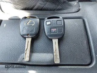 2001 Lexus IS 300/350 z VIN JTHBD182010003232, wystawiony jako IAAI lot #42269043 z przebiegiem 116 450 mil mil oraz . Historia ofert i sprzedaży dostępna na DreamBid. Obrazek 11.