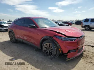 2024 Ford Mustang Mach-E Premium z VIN 3FMTK3R70RMA52646, wystawiony jako Copart lot #46796705 z przebiegiem 1071 mil mil oraz Szkody całkowita. Historia ofert i sprzedaży dostępna na DreamBid. Obrazek 4.