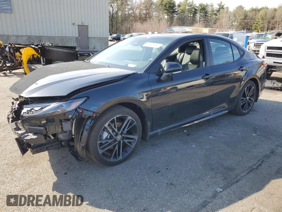 2025 Toyota Camry LE z VIN 4T1DBADK5SU015503, wystawiony jako Copart lot #51480665 z przebiegiem 3 525 mil mil oraz Szkoda całkowita • Salvage title. Historia ofert i sprzedaży dostępna na DreamBid. Obrazek 1.