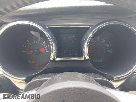 2005 Ford Mustang Deluxe z VIN 1ZVFT84N655195289, wystawiony jako IAAI lot #42182596 z przebiegiem 84 205 mil mil oraz . Historia ofert i sprzedaży dostępna na DreamBid. Obrazek 7.