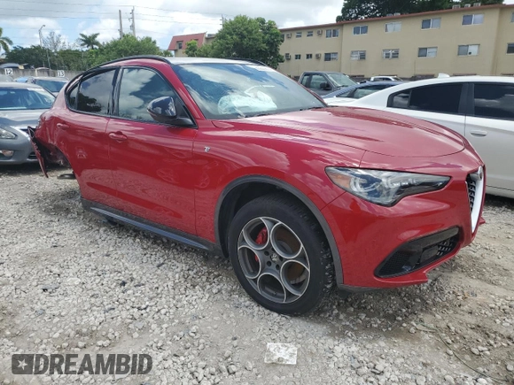 2024 Alfa Romeo Stelvio Ti z VIN ZASPAKBN7R7D70650, wystawiony jako Copart lot #63220614 z przebiegiem 8 078 mil mil oraz Nie do naprawy • Non repairable. Historia ofert i sprzedaży dostępna na DreamBid. Obrazek 4.