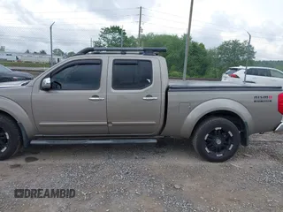 2009 Nissan Frontier SE z VIN 1N6AD09WX9C423595, wystawiony jako IAAI lot #42210046 z przebiegiem 117 142 mil mil oraz . Historia ofert i sprzedaży dostępna na DreamBid. Obrazek 14.