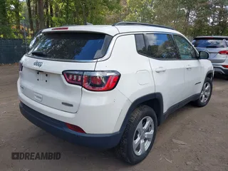 2020 Jeep Compass Latitude z VIN 3C4NJDBB9LT150382, wystawiony jako IAAI lot #40566479 z przebiegiem 64 336 mil mil oraz . Historia ofert i sprzedaży dostępna na DreamBid. Obrazek 4.