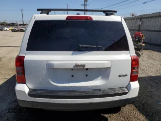 2014 Jeep Patriot Latitude z VIN 1C4NJPFA4ED529835, wystawiony jako Copart lot #57632435 z przebiegiem 150 979 mil mil oraz Czysty tytuł • Clean title. Historia ofert i sprzedaży dostępna na DreamBid. Obrazek 6.