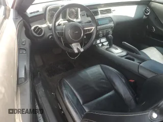 2010 Chevrolet Camaro 2SS z VIN 2G1FK1EJ9A9166335, wystawiony jako Copart lot #54529445 z przebiegiem 75 407 mil mil oraz Szkody całkowita. Historia ofert i sprzedaży dostępna na DreamBid. Obrazek 8.