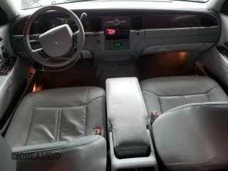 2006 Lincoln Town Car Signature Limited z VIN 1LNHM82W06Y616150, wystawiony jako Copart lot #48248225 z przebiegiem 111 545 mil mil oraz Szkoda całkowita • Salvage title. Historia ofert i sprzedaży dostępna na DreamBid. Obrazek 8.