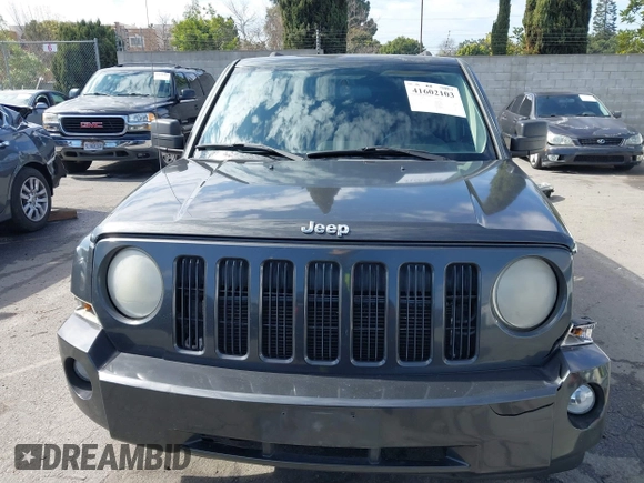 2010 Jeep Patriot Latitude z VIN 1J4NT1GA5AD676661, wystawiony jako IAAI lot #41602103 z przebiegiem 144 915 mil mil oraz . Historia ofert i sprzedaży dostępna na DreamBid. Obrazek 12.