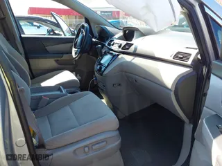 2016 Honda Odyssey SE with VIN 5FNRL5H38GB109733, listed as a IAAI auction lot 41882527 with 123,087 mi miles. Bid and sale history available at carsss.com. Image 5.