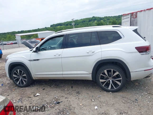 2024 Volkswagen Atlas SEL Premium R-Line with VIN 1V2FR2CA7RC598307, listed as a IAAI auction lot 42326908 with 16,792 mi miles and . Bid and sale history available at DreamBid. Image 14.