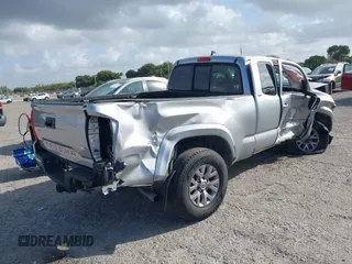 2017 Toyota Tacoma SR5 z VIN 5TFRZ5CN1HX042942, wystawiony jako IAAI lot #41719279 z przebiegiem 82 108 mil mil oraz . Historia ofert i sprzedaży dostępna na DreamBid. Obrazek 4.