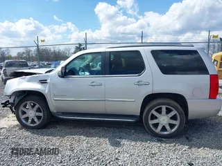 2010 Cadillac Escalade Luxury z VIN 1GYUKBEF1AR269054, wystawiony jako IAAI lot #39255908 z przebiegiem 96 965 mil mil oraz . Historia ofert i sprzedaży dostępna na DreamBid. Obrazek 15.