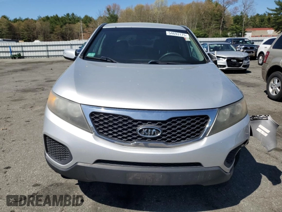 2012 Kia Sorento LX z VIN 5XYKT3A13CG229246, wystawiony jako Copart lot #54693175 z przebiegiem 161 718 mil mil oraz Czysty tytuł • Clean title. Historia ofert i sprzedaży dostępna na DreamBid. Obrazek 5.