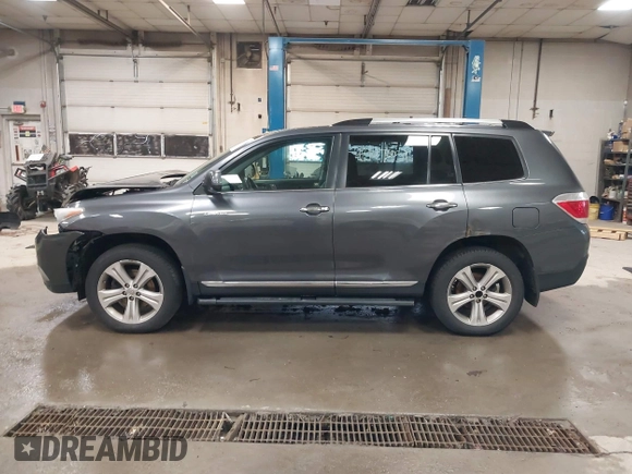 2013 Toyota Highlander Limited z VIN 5TDDK3EH1DS271468, wystawiony jako IAAI lot #42147451 z przebiegiem 98 139 mil mil oraz . Historia ofert i sprzedaży dostępna na DreamBid. Obrazek 15.