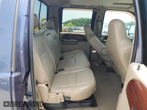 2006 Ford F-350 XL с VIN 1FTWW33PX6EA73794, выставлен на аукционе Copart как лот 54686685 с пробегом 175 409 миль миль и Списание • Salvage title. История ставок и продаж доступна на DreamBid. Изображение 10.