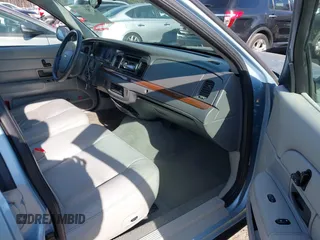 2005 Ford Crown Victoria LX z VIN 2FAFP74W65X135964, wystawiony jako IAAI lot #41271175 z przebiegiem 82 494 mil mil oraz . Historia ofert i sprzedaży dostępna na DreamBid. Obrazek 5.