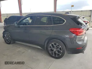 2022 BMW X1 xDrive28i z VIN WBXJG9C05N5U77973, wystawiony jako Copart lot #56828995 z przebiegiem 14 448 mil mil oraz Szkoda całkowita • Salvage title. Historia ofert i sprzedaży dostępna na DreamBid. Obrazek 2.
