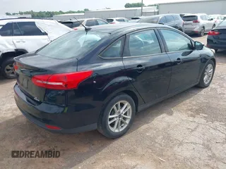 2016 Ford Focus SE z VIN 1FADP3F2XGL312445, wystawiony jako IAAI lot #42288210 z przebiegiem 64 115 mil mil oraz . Historia ofert i sprzedaży dostępna na DreamBid. Obrazek 4.