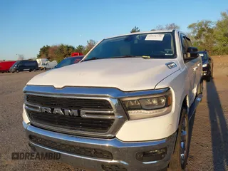 2019 Ram 1500 Big Horn z VIN 1C6SRFFT2KN659701, wystawiony jako IAAI lot #42051736 z przebiegiem 165 542 mil mil oraz . Historia ofert i sprzedaży dostępna na DreamBid. Obrazek 12.