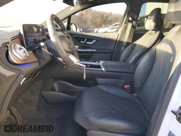 2023 Mercedes-Benz EQE 500 z VIN 4JGGM2CB0PA002097, wystawiony jako Copart lot #81299684 z przebiegiem 6 398 mil mil oraz Szkoda całkowita • Salvage title. Historia ofert i sprzedaży dostępna na DreamBid. Obrazek 7.