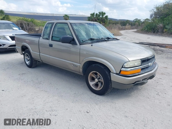 2000 Chevrolet S-10 LS with VIN 1GCCS1942YK156897, listed as a IAAI auction lot 41709047 with 131,331 mi miles. Bid and sale history available at carsss.com. Image 1.