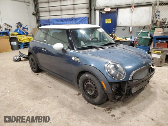 2010 MINI Hardtop z VIN WMWMF3C55ATZ67130, wystawiony jako Copart lot #51225575 z przebiegiem 200 279 mil mil oraz Szkoda całkowita • Salvage title. Historia ofert i sprzedaży dostępna na DreamBid. Obrazek 4.