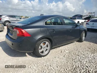 2013 Volvo S60 T5 Premier z VIN YV1612FS8D2185589, wystawiony jako Copart lot #58694315 z przebiegiem 130 091 mil mil oraz Czysty tytuł • Clean title. Historia ofert i sprzedaży dostępna na DreamBid. Obrazek 3.
