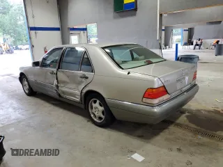 1995 Mercedes-Benz S 320 z VIN WDBGA33E0SA242786, wystawiony jako Copart lot #62931024 z przebiegiem 223 176 mil mil oraz Szkody całkowita. Historia ofert i sprzedaży dostępna na DreamBid. Obrazek 2.