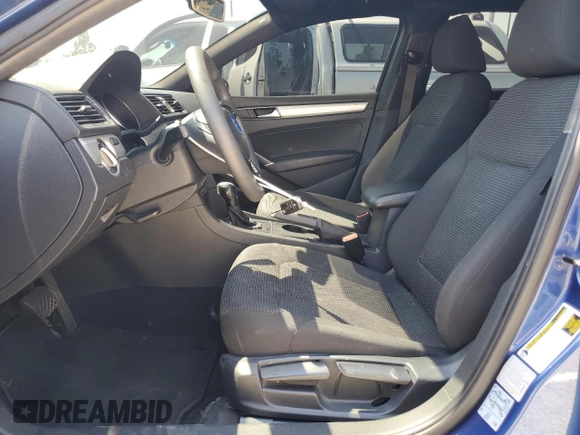 2017 Volkswagen Passat S z VIN 1VWAT7A38HC013566, wystawiony jako Copart lot #52431305 z przebiegiem 111 598 mil mil oraz Szkoda całkowita • Salvage title. Historia ofert i sprzedaży dostępna na DreamBid. Obrazek 7.