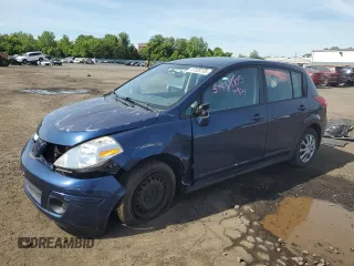2008 Nissan Versa S z VIN 3N1BC13E58L353736, wystawiony jako Copart lot #57838105 z przebiegiem 131 105 mil mil oraz Szkoda całkowita • Salvage title. Historia ofert i sprzedaży dostępna na DreamBid. Obrazek 1.