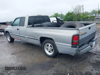 1999 Dodge 1500 z VIN 1B7HC13Z2XJ568376, wystawiony jako IAAI lot #42208937 z przebiegiem 232 834 mil mil oraz . Historia ofert i sprzedaży dostępna na DreamBid. Obrazek 3.