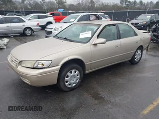 1997 Toyota Camry LE z VIN 4T1BG22K9VU786181, wystawiony jako IAAI lot #41610928 z przebiegiem 338 829 mil mil oraz . Historia ofert i sprzedaży dostępna na DreamBid. Obrazek 2.