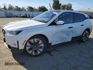 2022 BMW iX xDrive50 with VIN WB523CF03NCK69264, listed as a Copart auction lot 87130054 with 15,709 mi miles and Salvage Title. Bid and sale history available at carsss.com. Image 1.