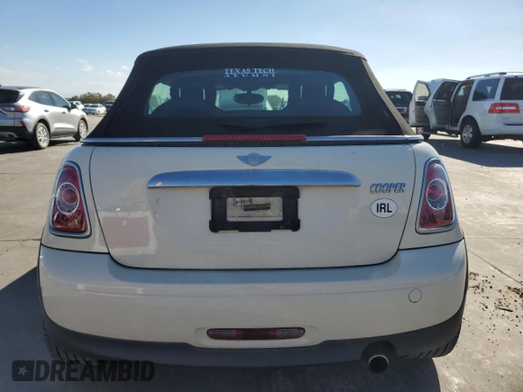 2014 MINI Convertible z VIN WMWZN3C5XET569992, wystawiony jako Copart lot #81044304 z przebiegiem 132 967 mil mil oraz Czysty tytuł • Clean title. Historia ofert i sprzedaży dostępna na DreamBid. Obrazek 6.