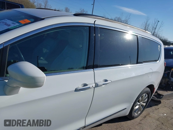 2017 Chrysler Pacifica Touring L with VIN 2C4RC1BG8HR677720, listed as a IAAI auction lot 41976606 with 170,175 mi miles and . Bid and sale history available at DreamBid. Image 15.