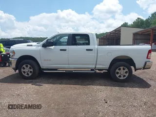 2024 Ram 2500 Big Horn z VIN 3C6UR5DJ4RG354840, wystawiony jako IAAI lot #42509658 z przebiegiem Nie podano mil oraz . Historia ofert i sprzedaży dostępna na DreamBid. Obrazek 14.