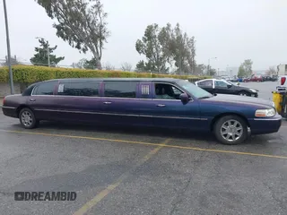 2007 Lincoln Town Car Executive z VIN 1L1FM88W97Y635345, wystawiony jako IAAI lot #41682319 z przebiegiem 201 142 mil mil oraz . Historia ofert i sprzedaży dostępna na DreamBid. Obrazek 13.