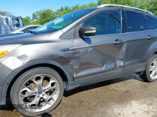 2013 Ford Escape Titanium z VIN 1FMCU0J95DUB46340, wystawiony jako IAAI lot #42168222 z przebiegiem 108 268 mil mil oraz . Historia ofert i sprzedaży dostępna na DreamBid. Obrazek 6.