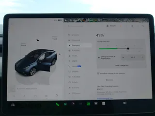 2024 Tesla Model Y Long Range z VIN 7SAYGDEE2RF069588, wystawiony jako IAAI lot #42024180 z przebiegiem 13 230 mil mil oraz . Historia ofert i sprzedaży dostępna na DreamBid. Obrazek 17.