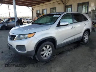 2012 Kia Sorento LX z VIN 5XYKT3A15CG263818, wystawiony jako Copart lot #57634925 z przebiegiem 142 700 mil mil oraz Szkody całkowita. Historia ofert i sprzedaży dostępna na DreamBid. Obrazek 1.