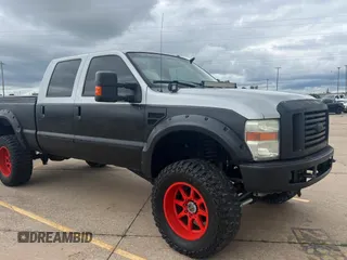 2008 Ford F-250 XL z VIN 1FTSW21Y28ED73935, wystawiony jako Copart lot #58823645 z przebiegiem 113 156 mil mil oraz Czysty tytuł • Clean title. Historia ofert i sprzedaży dostępna na DreamBid. Obrazek 1.