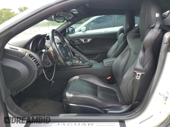 2015 Jaguar F-Type R z VIN SAJWA6DAXFMK15045, wystawiony jako Copart lot #58995495 z przebiegiem 51 044 mil mil oraz Czysty tytuł • Clean title. Historia ofert i sprzedaży dostępna na DreamBid. Obrazek 7.