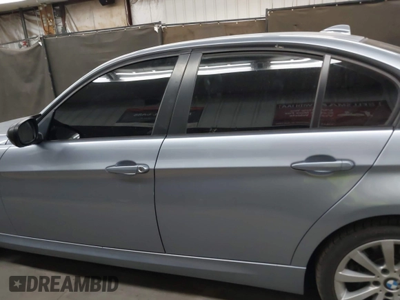 2011 BMW 3 Series 328i z VIN WBAPH5C58BA448671, wystawiony jako IAAI lot #42337923 z przebiegiem 121 888 mil mil oraz . Historia ofert i sprzedaży dostępna na DreamBid. Obrazek 14.
