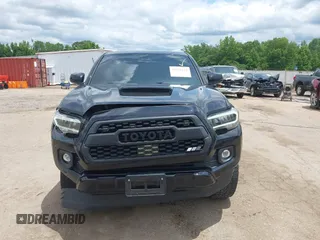 2020 Toyota Tacoma SR5 z VIN 3TMAZ5CN8LM138501, wystawiony jako IAAI lot #42321412 z przebiegiem 81 806 mil mil oraz . Historia ofert i sprzedaży dostępna na DreamBid. Obrazek 12.