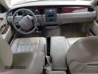 2005 Lincoln Town Car Signature z VIN 1LNHM81W25Y666645, wystawiony jako Copart lot #56103945 z przebiegiem 168 883 mil mil oraz Czysty tytuł • Clean title. Historia ofert i sprzedaży dostępna na DreamBid. Obrazek 8.