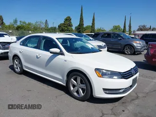 2014 Volkswagen Passat S z VIN 1VWAT7A37EC059126, wystawiony jako IAAI lot #42224824 z przebiegiem 81 455 mil mil oraz . Historia ofert i sprzedaży dostępna na DreamBid. Obrazek 1.