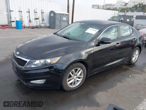 2013 Kia Optima LX z VIN 5XXGM4A74DG221272, wystawiony jako IAAI lot #41470828 z przebiegiem 76 452 mil mil oraz . Historia ofert i sprzedaży dostępna na DreamBid. Obrazek 2.