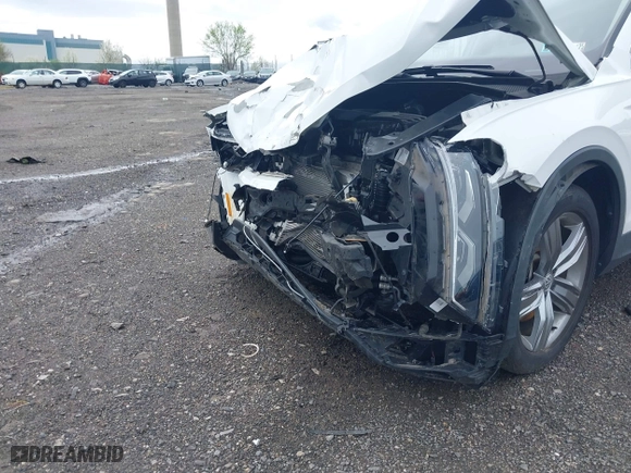 2019 Volkswagen Tiguan SEL Premium with VIN 3VV4B7AX9KM053328, listed as a IAAI auction lot 41960908 with 42,821 mi miles. Bid and sale history available at carsss.com. Image 19.